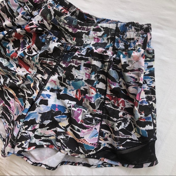 SOLD Lululemon Hotty Hot Shorts Size 8 Culture - Picture 3 of 7